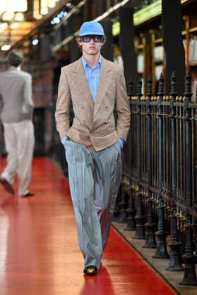 PFW Valentino Runway A model walks the runway at the Valentino show during Paris Fashion Week, in Paris, France on 4 October 2026. Photo by Julien Reynaud APS-Medias ABACAPRESS.COM Paris France  Copyright: xReynaudxJulien APS-Medias ABACAx