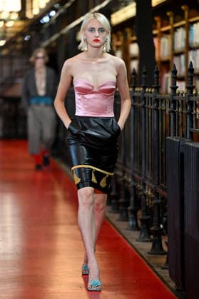 PFW Valentino Runway A model walks the runway at the Valentino show during Paris Fashion Week, in Paris, France on 4 October 2026. Photo by Julien Reynaud APS-Medias ABACAPRESS.COM Paris France  Copyright: xReynaudxJulien APS-Medias ABACAx