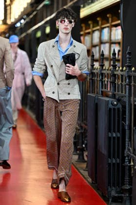 PFW Valentino Runway A model walks the runway at the Valentino show during Paris Fashion Week, in Paris, France on 4 October 2026. Photo by Julien Reynaud APS-Medias ABACAPRESS.COM Paris France  Copyright: xReynaudxJulien APS-Medias ABACAx