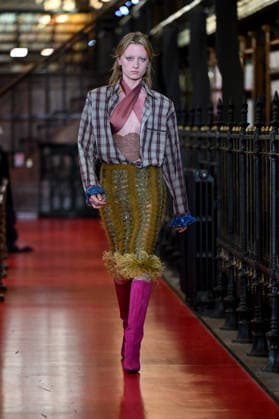 PFW Valentino Runway A model walks the runway at the Valentino show during Paris Fashion Week, in Paris, France on 4 October 2026. Photo by Julien Reynaud APS-Medias ABACAPRESS.COM Paris France  Copyright: xReynaudxJulien APS-Medias ABACAx