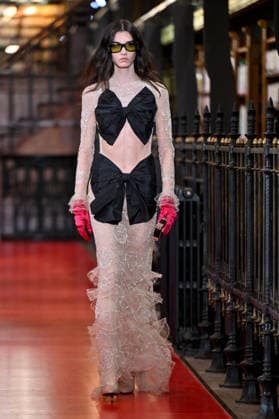 PFW Valentino Runway A model walks the runway at the Valentino show during Paris Fashion Week, in Paris, France on 4 October 2026. Photo by Julien Reynaud APS-Medias ABACAPRESS.COM Paris France  Copyright: xReynaudxJulien APS-Medias ABACAx