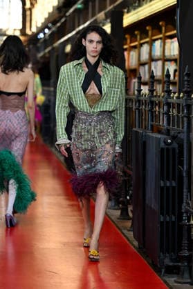 PFW Valentino Runway A model walks the runway at the Valentino show during Paris Fashion Week, in Paris, France on 4 October 2026. Photo by Julien Reynaud APS-Medias ABACAPRESS.COM Paris France  Copyright: xReynaudxJulien APS-Medias ABACAx