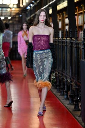 PFW Valentino Runway A model walks the runway at the Valentino show during Paris Fashion Week, in Paris, France on 4 October 2026. Photo by Julien Reynaud APS-Medias ABACAPRESS.COM Paris France  Copyright: xReynaudxJulien APS-Medias ABACAx