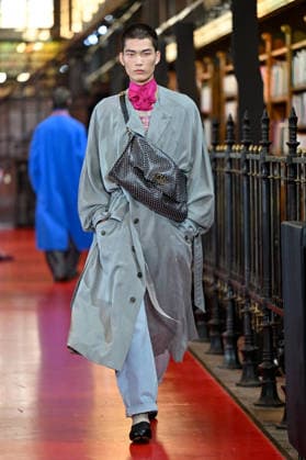PFW Valentino Runway A model walks the runway at the Valentino show during Paris Fashion Week, in Paris, France on 4 October 2026. Photo by Julien Reynaud APS-Medias ABACAPRESS.COM Paris France  Copyright: xReynaudxJulien APS-Medias ABACAx