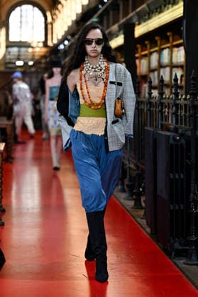 PFW Valentino Runway A model walks the runway at the Valentino show during Paris Fashion Week, in Paris, France on 4 October 2026. Photo by Julien Reynaud APS-Medias ABACAPRESS.COM Paris France  Copyright: xReynaudxJulien APS-Medias ABACAx