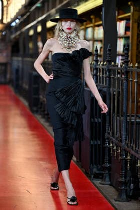 PFW Valentino Runway A model walks the runway at the Valentino show during Paris Fashion Week, in Paris, France on 4 October 2026. Photo by Julien Reynaud APS-Medias ABACAPRESS.COM Paris France  Copyright: xReynaudxJulien APS-Medias ABACAx
