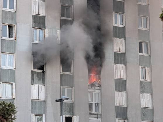 Fire in Carrieres-sur-Seine block of flats injures at least 25 people CARRIERES-SUR-SEINE, FRANCE - OCTOBER 4: A fire broke out this evening in a block of flats in Carrieres-sur-Seine, near Paris on October 4, 2026. Around 25 people were injured, mainly from smoke inhalation, as firefighters attended the scene to evacuate residents who were trapped on the upper floors. Luc Auffret Anadolu Carrieres-sur-Seine France. Editorial use only. Please get in touch for any other usage.  Copyright: x2026xAnadoluxLucxAuffretx