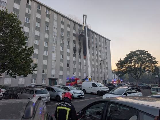 Fire in Carrieres-sur-Seine block of flats injures at least 25 people CARRIERES-SUR-SEINE, FRANCE - OCTOBER 4: A fire broke out this evening in a block of flats in Carrieres-sur-Seine, near Paris on October 4, 2026. Around 25 people were injured, mainly from smoke inhalation, as firefighters attended the scene to evacuate residents who were trapped on the upper floors. Luc Auffret Anadolu Carrieres-sur-Seine France. Editorial use only. Please get in touch for any other usage.  Copyright: x2026xAnadoluxLucxAuffretx