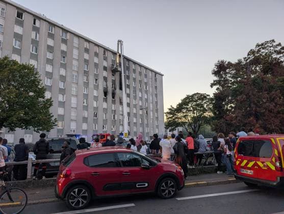 Fire in Carrieres-sur-Seine block of flats injures at least 25 people CARRIERES-SUR-SEINE, FRANCE - OCTOBER 4: A fire broke out this evening in a block of flats in Carrieres-sur-Seine, near Paris on October 4, 2026. Around 25 people were injured, mainly from smoke inhalation, as firefighters attended the scene to evacuate residents who were trapped on the upper floors. Luc Auffret Anadolu Carrieres-sur-Seine France. Editorial use only. Please get in touch for any other usage.  Copyright: x2026xAnadoluxLucxAuffretx