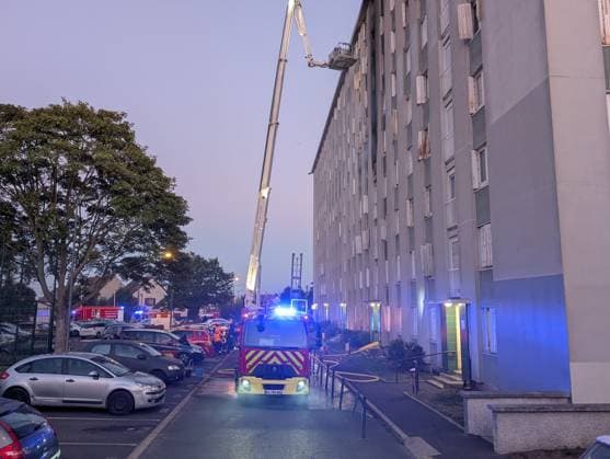 Fire in Carrieres-sur-Seine block of flats injures at least 25 people CARRIERES-SUR-SEINE, FRANCE - OCTOBER 4: A fire broke out this evening in a block of flats in Carrieres-sur-Seine, near Paris on October 4, 2026. Around 25 people were injured, mainly from smoke inhalation, as firefighters attended the scene to evacuate residents who were trapped on the upper floors. Luc Auffret Anadolu Carrieres-sur-Seine France. Editorial use only. Please get in touch for any other usage.  Copyright: x2026xAnadoluxLucxAuffretx