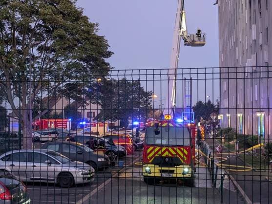 Fire in Carrieres-sur-Seine block of flats injures at least 25 people CARRIERES-SUR-SEINE, FRANCE - OCTOBER 4: A fire broke out this evening in a block of flats in Carrieres-sur-Seine, near Paris on October 4, 2026. Around 25 people were injured, mainly from smoke inhalation, as firefighters attended the scene to evacuate residents who were trapped on the upper floors. Luc Auffret Anadolu Carrieres-sur-Seine France. Editorial use only. Please get in touch for any other usage.  Copyright: x2026xAnadoluxLucxAuffretx