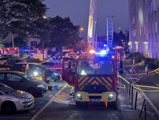 Fire in Carrieres-sur-Seine block of flats injures at least 25 people CARRIERES-SUR-SEINE, FRANCE - OCTOBER 4: A fire broke out this evening in a block of flats in Carrieres-sur-Seine, near Paris on October 4, 2026. Around 25 people were injured, mainly from smoke inhalation, as firefighters attended the scene to evacuate residents who were trapped on the upper floors. Luc Auffret Anadolu Carrieres-sur-Seine France. Editorial use only. Please get in touch for any other usage.  Copyright: x2026xAnadoluxLucxAuffretx