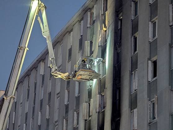 Fire in Carrieres-sur-Seine block of flats injures at least 25 people CARRIERES-SUR-SEINE, FRANCE - OCTOBER 4: A fire broke out this evening in a block of flats in Carrieres-sur-Seine, near Paris on October 4, 2026. Around 25 people were injured, mainly from smoke inhalation, as firefighters attended the scene to evacuate residents who were trapped on the upper floors. Luc Auffret Anadolu Carrieres-sur-Seine France. Editorial use only. Please get in touch for any other usage.  Copyright: x2026xAnadoluxLucxAuffretx
