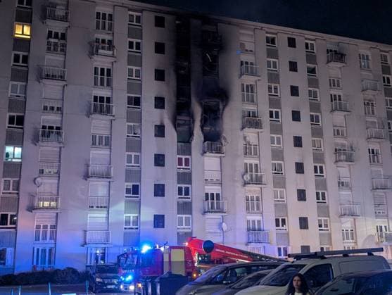 Fire in Carrieres-sur-Seine block of flats injures at least 25 people CARRIERES-SUR-SEINE, FRANCE - OCTOBER 4: A fire broke out this evening in a block of flats in Carrieres-sur-Seine, near Paris on October 4, 2026. Around 25 people were injured, mainly from smoke inhalation, as firefighters attended the scene to evacuate residents who were trapped on the upper floors. Luc Auffret Anadolu Carrieres-sur-Seine France. Editorial use only. Please get in touch for any other usage.  Copyright: x2026xAnadoluxLucxAuffretx