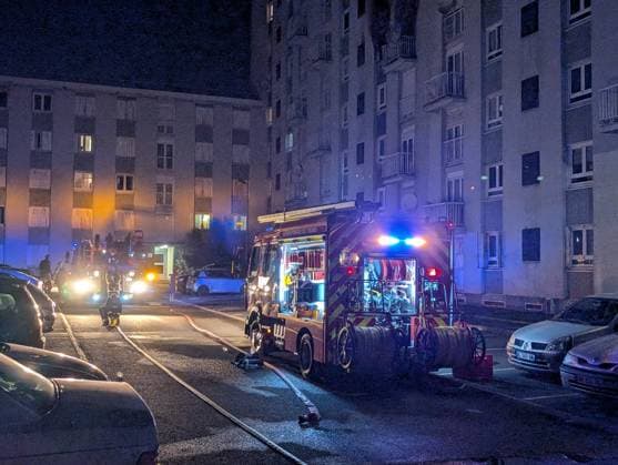 Fire in Carrieres-sur-Seine block of flats injures at least 25 people CARRIERES-SUR-SEINE, FRANCE - OCTOBER 4: A fire broke out this evening in a block of flats in Carrieres-sur-Seine, near Paris on October 4, 2026. Around 25 people were injured, mainly from smoke inhalation, as firefighters attended the scene to evacuate residents who were trapped on the upper floors. Luc Auffret Anadolu Carrieres-sur-Seine France. Editorial use only. Please get in touch for any other usage.  Copyright: x2026xAnadoluxLucxAuffretx