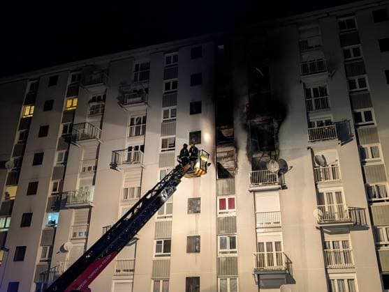 Fire in Carrieres-sur-Seine block of flats injures at least 25 people CARRIERES-SUR-SEINE, FRANCE - OCTOBER 4: A fire broke out this evening in a block of flats in Carrieres-sur-Seine, near Paris on October 4, 2026. Around 25 people were injured, mainly from smoke inhalation, as firefighters attended the scene to evacuate residents who were trapped on the upper floors. Luc Auffret Anadolu Carrieres-sur-Seine France. Editorial use only. Please get in touch for any other usage.  Copyright: x2026xAnadoluxLucxAuffretx