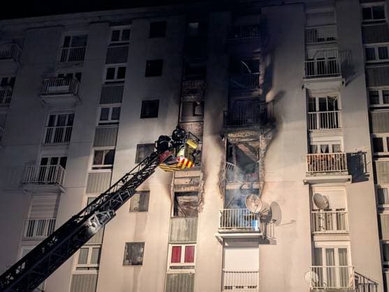 Fire in Carrieres-sur-Seine block of flats injures at least 25 people CARRIERES-SUR-SEINE, FRANCE - OCTOBER 4: A fire broke out this evening in a block of flats in Carrieres-sur-Seine, near Paris on October 4, 2026. Around 25 people were injured, mainly from smoke inhalation, as firefighters attended the scene to evacuate residents who were trapped on the upper floors. Luc Auffret Anadolu Carrieres-sur-Seine France. Editorial use only. Please get in touch for any other usage.  Copyright: x2026xAnadoluxLucxAuffretx