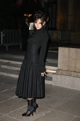 PFW Jean Paul Gaultier Outside Arrivals Guest arriving at Jean Paul Gaultier show during Paris Fashion Week, in Paris, France on 4 October 2026. Photo by Julien Reynaud APS-Medias ABACAPRESS.COM Paris France  Copyright: xReynaudxJulien APS-Medias ABACAx