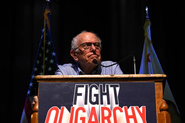 October 4, 2026, Bakersfield, California, USA: Bakersfield, California, U.S. - Bernie Sanders hosted a Fighting Oligarchy rally in Bakersfield Calif. Sunday afternoon. Bakersfield USA  - ZUMAw332 20261004_aap_w332_014 Copyright: xNealxWatersx