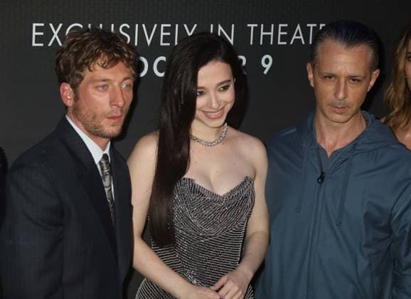 October 4, 2026, New York, New York, USA: Actors JEREMY ALLEN WHITE, MIKEY MADISON, and JEREMY STRONG seen during the red carpet arrivals at the World Premiere of The Social Reckoning held at the Regal Union Square Theater. New York USA  - ZUMAk03_ 20261004_zaf_k03_091 Copyright: xNancyxKaszermanx