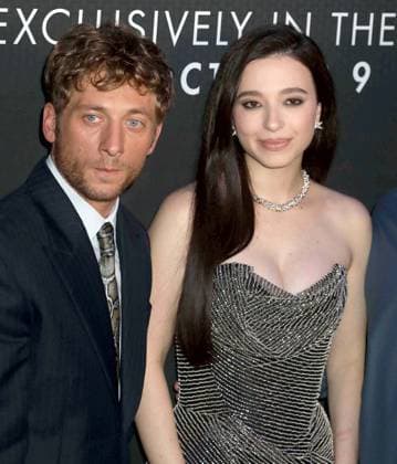 October 4, 2026, New York, New York, USA: Actors JEREMY ALLEN WHITE and MIKEY MADISON seen during the red carpet arrivals at the World Premiere of The Social Reckoning held at the Regal Union Square Theater. New York USA  - ZUMAk03_ 20261004_zaf_k03_095 Copyright: xNancyxKaszermanx