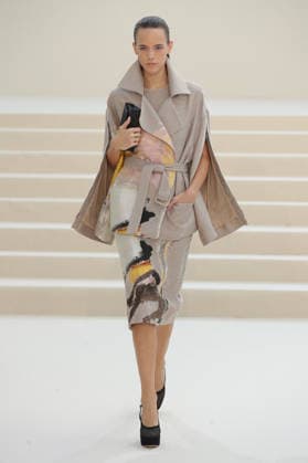 PFW - Akris Runway A model walks the runway during the Akris Womenswear Spring Summer 2027 show as part of Paris Fashion Week on October 04, 2026 in Paris, France. Photo by Alain-Gil Gonzalez ABACAPRESS.COM Paris France  Copyright: xGonzalezxAlain-Gil ABACAx