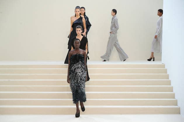 PFW - Akris Runway A model walks the runway during the Akris Womenswear Spring Summer 2027 show as part of Paris Fashion Week on October 04, 2026 in Paris, France. Photo by Alain-Gil Gonzalez ABACAPRESS.COM Paris France  Copyright: xGonzalezxAlain-Gil ABACAx
