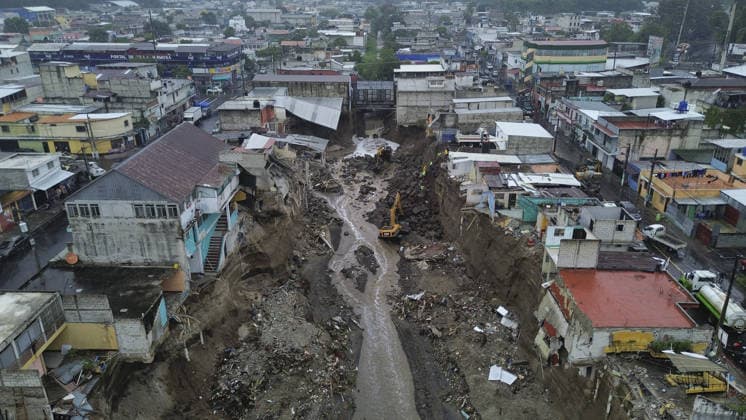 Heavy rains linked to El Nino trigger severe land collapse in Guatemala SAN MIGUEL PETAPA, GUATEMALA - OCTOBER 04: The Pinula River surges following relentless rainfall linked to the El Nino phenomenon, triggering severe erosion and the collapse of homes in the Villa Hermosa I neighborhood of San Miguel Petapa, Guatemala on October 04, 2026. Official reports indicate extensive structural damage and continuous land loss, exacerbating years of riverbank erosion and placing neighboring residential properties at critical risk as heavy precipitation and scouring persist. Luis Vargas Anadolu San Miguel Petapa Guatemala. Editorial use only. Please get in touch for any other usage.  Copyright: x2026xAnadoluxLuisxVargasx