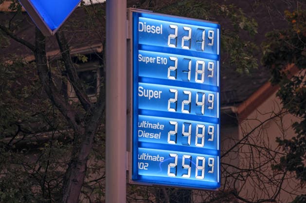 Wie ist die weitere Entwicklung der Spritpreise? Die Spritpreise sind weiterhin auf sehr hohem Niveau. Seit dem 01.10.2026 gilt der sogenannte Tankrabatt. Die Bundesregierung hat die Energiesteuer auf Benzin und Diesel bis Ende Dezember gesenkt. Die Ersparnis soll bei rund 17 Cent pro Liter liegen. ARAL Tankstelle in Siegen am Morgen. Der aktuelle Preis fuer (für) Diesel, Super E10 und Super liegt weiterhin ueber (über) 2 Euro. Diesel liegt bei 2,21 Euro, Super E10 bei 2,18 Euro und Super bei 2,24 Euro. Tankstelle, Spritpreise am 05.10.2026 in Siegen Deutschland.