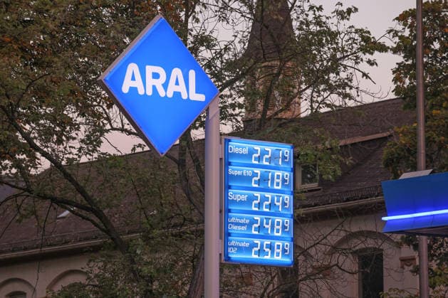 Wie ist die weitere Entwicklung der Spritpreise? Die Spritpreise sind weiterhin auf sehr hohem Niveau. Seit dem 01.10.2026 gilt der sogenannte Tankrabatt. Die Bundesregierung hat die Energiesteuer auf Benzin und Diesel bis Ende Dezember gesenkt. Die Ersparnis soll bei rund 17 Cent pro Liter liegen. ARAL Tankstelle in Siegen am Morgen. Der aktuelle Preis fuer (für) Diesel, Super E10 und Super liegt weiterhin ueber (über) 2 Euro. Diesel liegt bei 2,21 Euro, Super E10 bei 2,18 Euro und Super bei 2,24 Euro. Tankstelle, Spritpreise am 05.10.2026 in Siegen Deutschland.