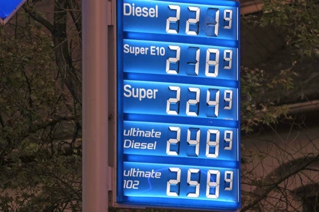 Wie ist die weitere Entwicklung der Spritpreise? Die Spritpreise sind weiterhin auf sehr hohem Niveau. Seit dem 01.10.2026 gilt der sogenannte Tankrabatt. Die Bundesregierung hat die Energiesteuer auf Benzin und Diesel bis Ende Dezember gesenkt. Die Ersparnis soll bei rund 17 Cent pro Liter liegen. ARAL Tankstelle in Siegen am Morgen. Der aktuelle Preis fuer (für) Diesel, Super E10 und Super liegt weiterhin ueber (über) 2 Euro. Diesel liegt bei 2,21 Euro, Super E10 bei 2,18 Euro und Super bei 2,24 Euro. Tankstelle, Spritpreise am 05.10.2026 in Siegen Deutschland.