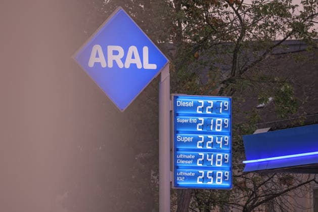Wie ist die weitere Entwicklung der Spritpreise? Die Spritpreise sind weiterhin auf sehr hohem Niveau. Seit dem 01.10.2026 gilt der sogenannte Tankrabatt. Die Bundesregierung hat die Energiesteuer auf Benzin und Diesel bis Ende Dezember gesenkt. Die Ersparnis soll bei rund 17 Cent pro Liter liegen. ARAL Tankstelle in Siegen am Morgen. Der aktuelle Preis fuer (für) Diesel, Super E10 und Super liegt weiterhin ueber (über) 2 Euro. Diesel liegt bei 2,21 Euro, Super E10 bei 2,18 Euro und Super bei 2,24 Euro. Tankstelle, Spritpreise am 05.10.2026 in Siegen Deutschland.