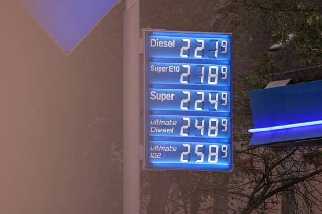 Wie ist die weitere Entwicklung der Spritpreise? Die Spritpreise sind weiterhin auf sehr hohem Niveau. Seit dem 01.10.2026 gilt der sogenannte Tankrabatt. Die Bundesregierung hat die Energiesteuer auf Benzin und Diesel bis Ende Dezember gesenkt. Die Ersparnis soll bei rund 17 Cent pro Liter liegen. ARAL Tankstelle in Siegen am Morgen. Der aktuelle Preis fuer (für) Diesel, Super E10 und Super liegt weiterhin ueber (über) 2 Euro. Diesel liegt bei 2,21 Euro, Super E10 bei 2,18 Euro und Super bei 2,24 Euro. Tankstelle, Spritpreise am 05.10.2026 in Siegen Deutschland.