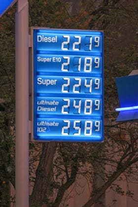 Wie ist die weitere Entwicklung der Spritpreise? Die Spritpreise sind weiterhin auf sehr hohem Niveau. Seit dem 01.10.2026 gilt der sogenannte Tankrabatt. Die Bundesregierung hat die Energiesteuer auf Benzin und Diesel bis Ende Dezember gesenkt. Die Ersparnis soll bei rund 17 Cent pro Liter liegen. ARAL Tankstelle in Siegen am Morgen. Der aktuelle Preis fuer (für) Diesel, Super E10 und Super liegt weiterhin ueber (über) 2 Euro. Diesel liegt bei 2,21 Euro, Super E10 bei 2,18 Euro und Super bei 2,24 Euro. Tankstelle, Spritpreise am 05.10.2026 in Siegen Deutschland.