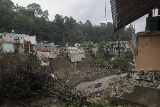 Heavy rains linked to El Nino trigger severe land collapse in Guatemala SAN MIGUEL PETAPA, GUATEMALA - OCTOBER 04: The Pinula River surges following relentless rainfall linked to the El Nino phenomenon, triggering severe erosion and the collapse of homes in the Villa Hermosa I neighborhood of San Miguel Petapa, Guatemala on October 04, 2026. Official reports indicate extensive structural damage and continuous land loss, exacerbating years of riverbank erosion and placing neighboring residential properties at critical risk as heavy precipitation and scouring persist. Luis Vargas Anadolu San Miguel Petapa Guatemala. Editorial use only. Please get in touch for any other usage.  Copyright: x2026xAnadoluxLuisxVargasx