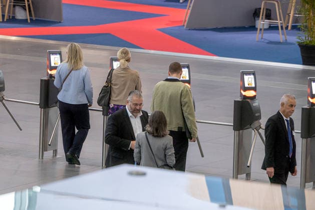EXPO REAL 2026 in München 05.10.2026: Fachbesucher auf dem Weg in die Messehallen auf dem Gelände Messe München. Erster Messetag der EXPO REAL 2026. Die internationale Fachmesse für Immobilien, Investitionen und Infrastruktur findet vom 5. bis 7. Oktober 2026 in München statt und bringt Vertreter der Immobilienwirtschaft, Investoren, Projektentwickler, Finanzierer sowie weitere Akteure der Branche zusammen. Muenchen Messe Bayern Deutschland