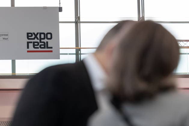 EXPO REAL 2026 in München 05.10.2026: Fachbesucher auf dem Weg in die Messehallen auf dem Gelände Messe München. Erster Messetag der EXPO REAL 2026. Die internationale Fachmesse für Immobilien, Investitionen und Infrastruktur findet vom 5. bis 7. Oktober 2026 in München statt und bringt Vertreter der Immobilienwirtschaft, Investoren, Projektentwickler, Finanzierer sowie weitere Akteure der Branche zusammen. Muenchen Messe Bayern Deutschland
