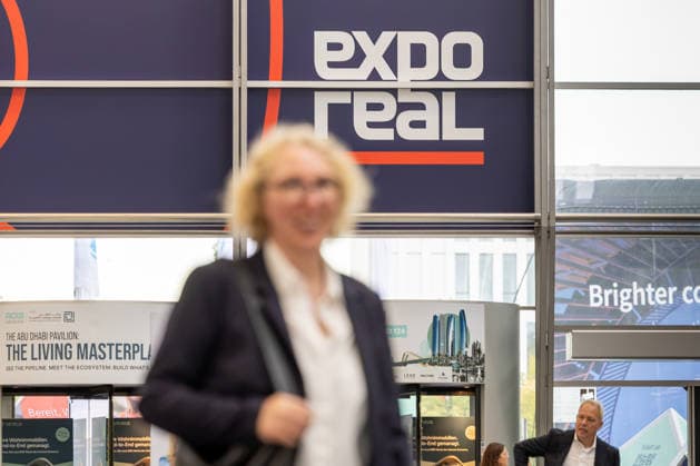 EXPO REAL 2026 in München 05.10.2026: Weiblicher Fachbesucher auf dem Weg in die Messehallen auf dem Gelände Messe München. Erster Messetag der EXPO REAL 2026. Die internationale Fachmesse für Immobilien, Investitionen und Infrastruktur findet vom 5. bis 7. Oktober 2026 in München statt und bringt Vertreter der Immobilienwirtschaft, Investoren, Projektentwickler, Finanzierer sowie weitere Akteure der Branche zusammen. Muenchen Messe Bayern Deutschland