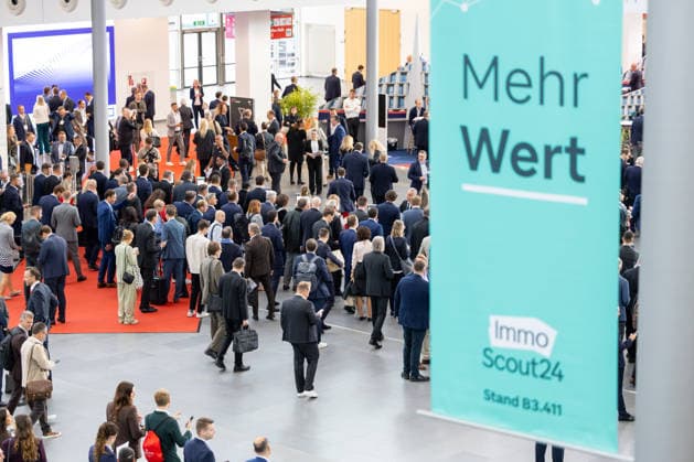 EXPO REAL 2026 in München 05.10.2026: Fachbesucher auf dem Weg in die Messehallen auf dem Gelände Messe München. Erster Messetag der EXPO REAL 2026. Die internationale Fachmesse für Immobilien, Investitionen und Infrastruktur findet vom 5. bis 7. Oktober 2026 in München statt und bringt Vertreter der Immobilienwirtschaft, Investoren, Projektentwickler, Finanzierer sowie weitere Akteure der Branche zusammen. Muenchen Messe Bayern Deutschland