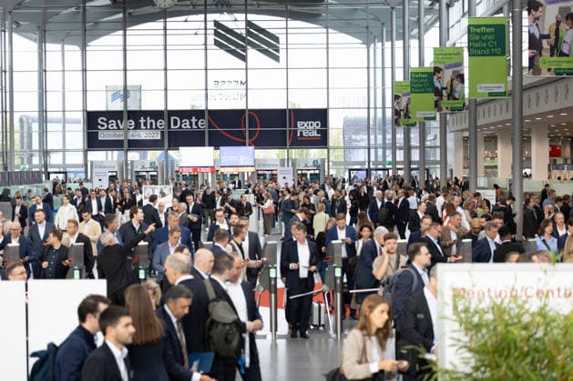 EXPO REAL 2026 in München 05.10.2026: Fachbesucher auf dem Weg in die Messehallen auf dem Gelände Messe München. Erster Messetag der EXPO REAL 2026. Die internationale Fachmesse für Immobilien, Investitionen und Infrastruktur findet vom 5. bis 7. Oktober 2026 in München statt und bringt Vertreter der Immobilienwirtschaft, Investoren, Projektentwickler, Finanzierer sowie weitere Akteure der Branche zusammen. Muenchen Messe Bayern Deutschland