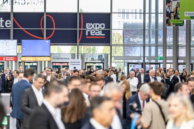 EXPO REAL 2026 in München 05.10.2026: Fachbesucher auf dem Weg in die Messehallen auf dem Gelände Messe München. Erster Messetag der EXPO REAL 2026. Die internationale Fachmesse für Immobilien, Investitionen und Infrastruktur findet vom 5. bis 7. Oktober 2026 in München statt und bringt Vertreter der Immobilienwirtschaft, Investoren, Projektentwickler, Finanzierer sowie weitere Akteure der Branche zusammen. Muenchen Messe Bayern Deutschland