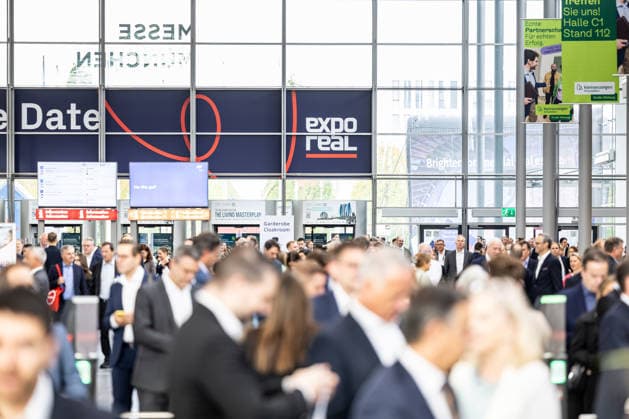 EXPO REAL 2026 in München 05.10.2026: Fachbesucher auf dem Weg in die Messehallen auf dem Gelände Messe München. Erster Messetag der EXPO REAL 2026. Die internationale Fachmesse für Immobilien, Investitionen und Infrastruktur findet vom 5. bis 7. Oktober 2026 in München statt und bringt Vertreter der Immobilienwirtschaft, Investoren, Projektentwickler, Finanzierer sowie weitere Akteure der Branche zusammen. Muenchen Messe Bayern Deutschland