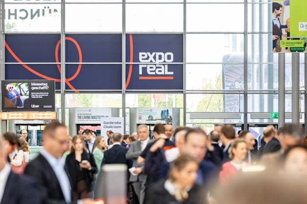 EXPO REAL 2026 in München 05.10.2026: Fachbesucher auf dem Weg in die Messehallen auf dem Gelände Messe München. Erster Messetag der EXPO REAL 2026. Die internationale Fachmesse für Immobilien, Investitionen und Infrastruktur findet vom 5. bis 7. Oktober 2026 in München statt und bringt Vertreter der Immobilienwirtschaft, Investoren, Projektentwickler, Finanzierer sowie weitere Akteure der Branche zusammen. Muenchen Messe Bayern Deutschland