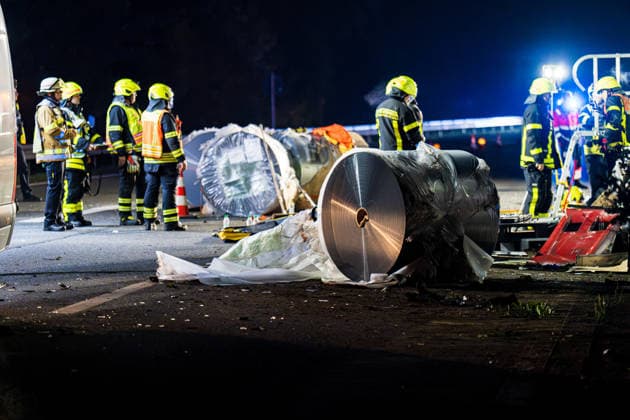 Tödlicher Unfall - Sattelzug durchbricht Leitplanke und prallt gegen Brückenpfeiler Bei einem tödlichen Verkehrsunfall auf der A67 zwischen dem Autobahndreieck Mönchhof und der Anschlussstelle Rüsselsheim-Ost starb am 05.10.2026 gegen 02:35 Uhr ein 58-jähriger Sattelzugfahrer aus Montabaur. Nach ersten Erkenntnissen der Polizei kam der Fahrer aus bislang ungeklärter Ursache nach links von der Fahrbahn ab, durchbrach die Leitplanke und prallte gegen den Pfeiler einer Schilderbrücke. Der im Führerhaus eingeklemmte Mann wurde so schwer verletzt, dass er noch an der Unfallstelle verstarb. Durch die Wucht des Aufpralls wurden Stahlrollen aus der Ladung auf die Fahrbahn und Gegenfahrbahn geschleudert, ein Transporter konnte nicht ausweic