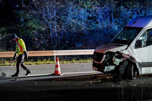 Tödlicher Unfall - Sattelzug durchbricht Leitplanke und prallt gegen Brückenpfeiler Bei einem tödlichen Verkehrsunfall auf der A67 zwischen dem Autobahndreieck Mönchhof und der Anschlussstelle Rüsselsheim-Ost starb am 05.10.2026 gegen 02:35 Uhr ein 58-jähriger Sattelzugfahrer aus Montabaur. Nach ersten Erkenntnissen der Polizei kam der Fahrer aus bislang ungeklärter Ursache nach links von der Fahrbahn ab, durchbrach die Leitplanke und prallte gegen den Pfeiler einer Schilderbrücke. Der im Führerhaus eingeklemmte Mann wurde so schwer verletzt, dass er noch an der Unfallstelle verstarb. Durch die Wucht des Aufpralls wurden Stahlrollen aus der Ladung auf die Fahrbahn und Gegenfahrbahn geschleudert, ein Transporter konnte nicht ausweic