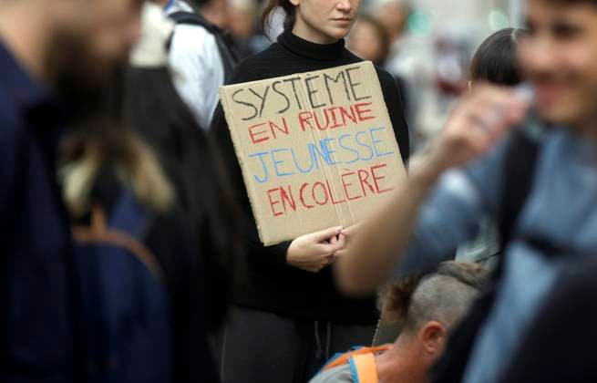 HIGH SCHOOL PROTEST AT LYCEE MASSENA IN NICE PHOTOPQR NICE MATIN Jean François Ottonello Nice October 5, 2026 High school protest in Nice The school year began peacefully at Lycée Masséna in Nice, with a police presence, including bag checks and searches at the entrance. A short distance away, a demonstration of about fifty people was monitored by the CRS. France: Fires have broken out at several schools in France as students protest by blockading educational institutions nationwide over school funding and learning conditions. Nice, France  Copyright: xPHOTOPQR NICExMATIN MAXPPPxJeanxFrançoisxOttonellox 20261005NIM9681 20261005NIM9681