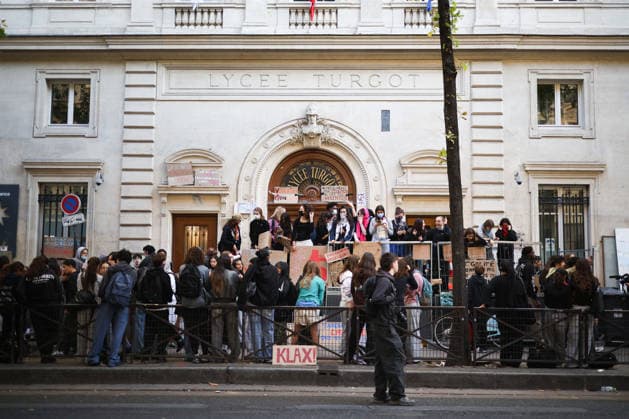 High School Turgot Blockade - Paris Student blocking High school Turgot in Paris, France on October 5, 2026 as they continue their protest to demand the hiring of substitute teachers, increased resources, and decent learning conditions. Photo by Raphael Lafargue ABACAPRESS.COM Paris France  Copyright: xLafarguexRaphael ABACAx