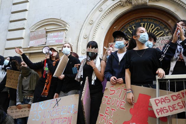 High School Turgot Blockade - Paris Student blocking High school Turgot in Paris, France on October 5, 2026 as they continue their protest to demand the hiring of substitute teachers, increased resources, and decent learning conditions. Photo by Raphael Lafargue ABACAPRESS.COM Paris France  Copyright: xLafarguexRaphael ABACAx