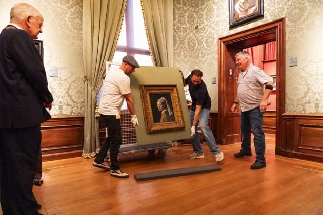 THE HAGUE - Johannes Vermeer s *Girl with a Pearl Earring* is being hung in the Mauritshuis. The painting spent five weeks in Japan, where it was part of an exhibition of works from the Mauritshuis in Osaka. LINA SELG ANP netherlands out - belgium out  Copyright: xx x571566137x originalFilename: 571566137.jpg