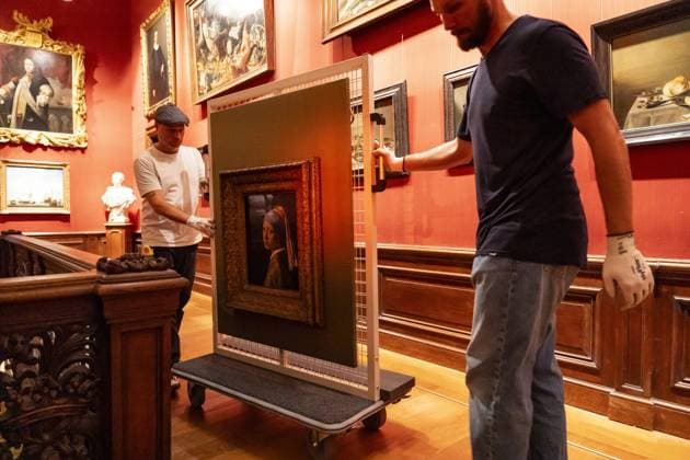 THE HAGUE - Johannes Vermeer s *Girl with a Pearl Earring* is being hung in the Mauritshuis. The painting spent five weeks in Japan, where it was part of an exhibition of works from the Mauritshuis in Osaka. LINA SELG ANP netherlands out - belgium out  Copyright: xx x571566146x originalFilename: 571566146.jpg